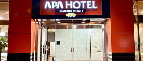 Vista frontal de la propiedad