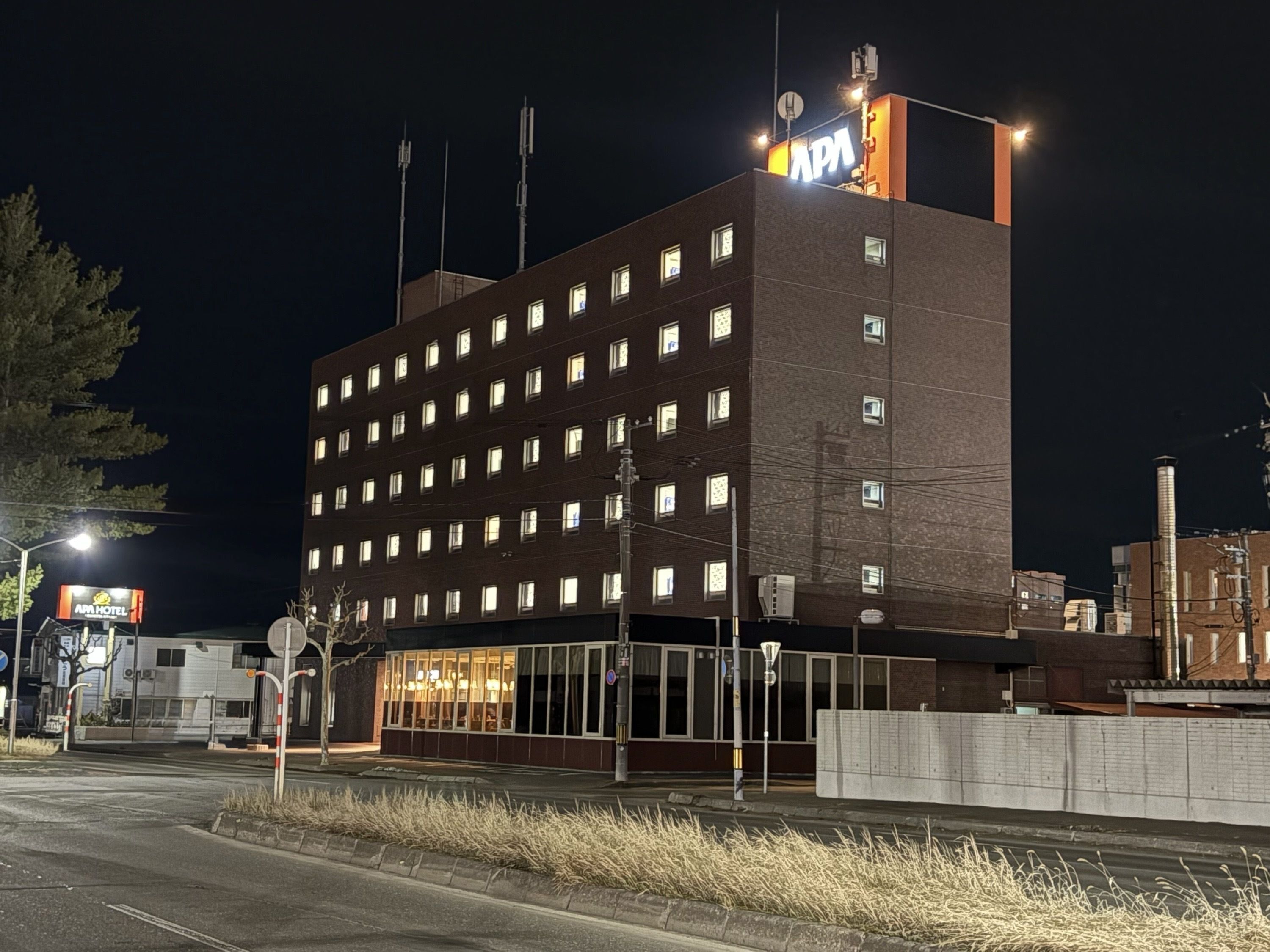 Een meerlaags gebouw met een bord waarop staat dat het een hotel is.