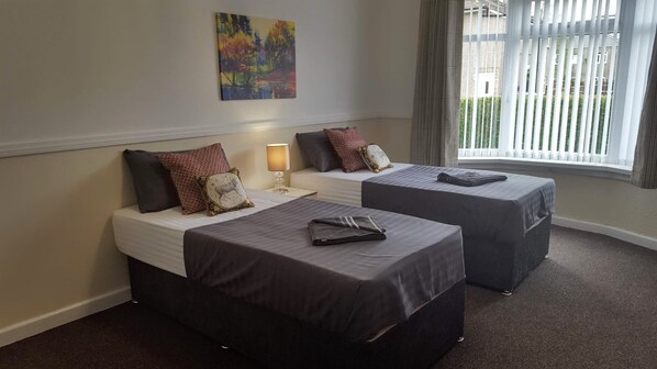 Tabla de planchar con plancha, wifi gratis y ropa de cama 