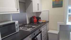 Refrigerador, microondas, horno y cafetera y tetera 