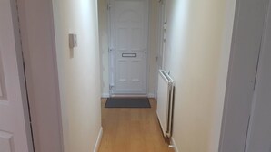 Een strijkplank/strijkijzer, gratis wifi, beddengoed