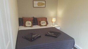 Iron/ironing board, free WiFi, bed sheets - Dragon - Muirdrum House 3 Bedroom Home (Glasgow)