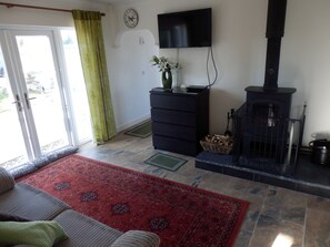Smart TV, fireplace, DVD player, table football - 4 Star detached rural Bungalow with Jacuzzi & Sauna, Play Area and free WIFI  (Pontypool near Usk, Panteg)