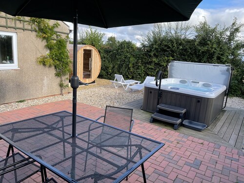 4 Star detached rural Bungalow with Jacuzzi & Sauna, Play Area and free WIFI 