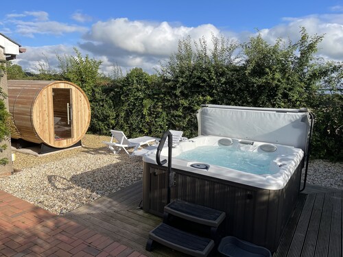 4 Star detached rural Bungalow with Jacuzzi & Sauna, Play Area and free WIFI 