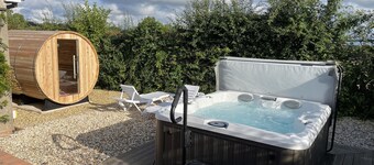 4 Star detached rural Bungalow with Jacuzzi & Sauna, Play Area and free WIFI 