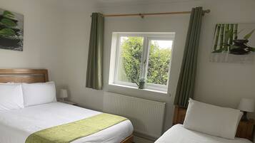 2 habitaciones, escritorio, tabla de planchar con plancha y wifi gratis