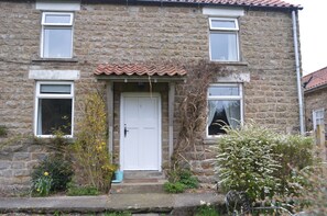 Exterior detail - The Old Farmhouse
3 bed det cottage Hot Tub, Dog/cat friendly onsite fishing (Pickering)
