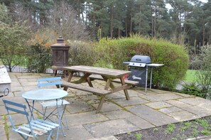 Outdoor dining - The Old Farmhouse
3 bed det cottage Hot Tub, Dog/cat friendly  onsite fishing (Pickering)