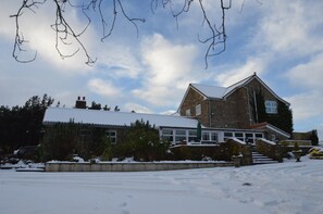 Exterior - The Old Farmhouse
3 bed det cottage Hot Tub, Dog/cat friendly  onsite fishing (Pickering)