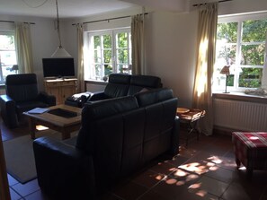 Fernseher, Bücher, Stereoanlage