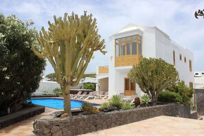 Outdoor pool, a heated pool - Villa Lea 11 Lanzarote (Tías)