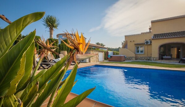 Piscine extérieure, piscine chauffée