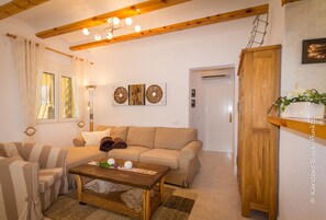 Téléviseur connecté, foyer, lecteur de DVD, sélection de musique