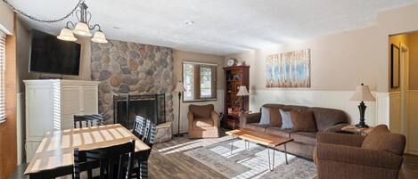 スマートテレビ、暖炉、DVD プレーヤー