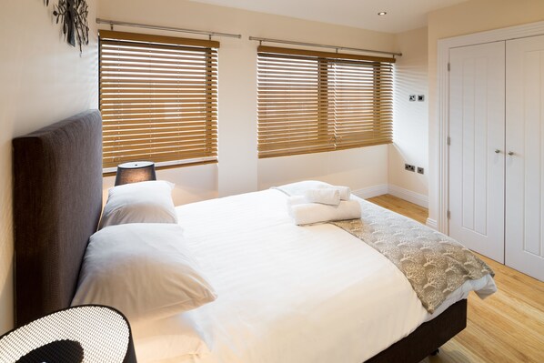 Muebles diferentes, tabla de planchar con plancha y wifi gratis 