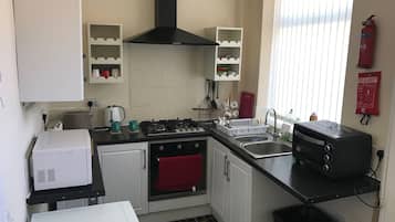 House, 2 Bedrooms | Private kitchen | Full-size fridge, microwave, oven, stovetop