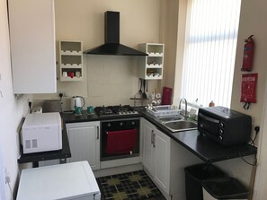 Hus, 2 soverom | Eget kjøkken | Kjøleskap, mikrobølgeovn, ovn og kokeplater