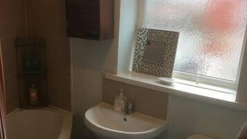 House, 2 Bedrooms | Bathroom | Combined shower/bathtub, towels