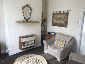 Flatskjerm-TV og peis