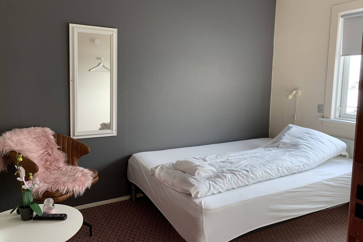WiFi (free), bed sheets