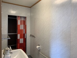 Shower, towels - Hotel Bakkin (Vagur)