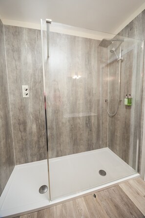 Standard Suite, Accessible, Ensuite | Bathroom - Crown Lodge Hotel (Wisbech)