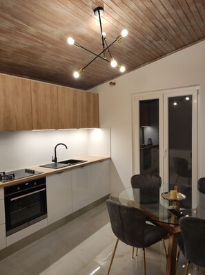 Fridge, microwave, oven, coffee/tea maker