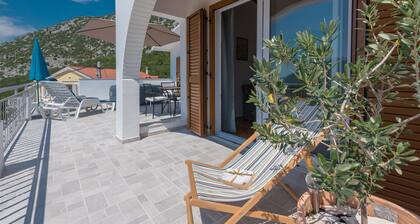 Comfortable apartment Gornja Brela with jacuzzi on panoramic terrace