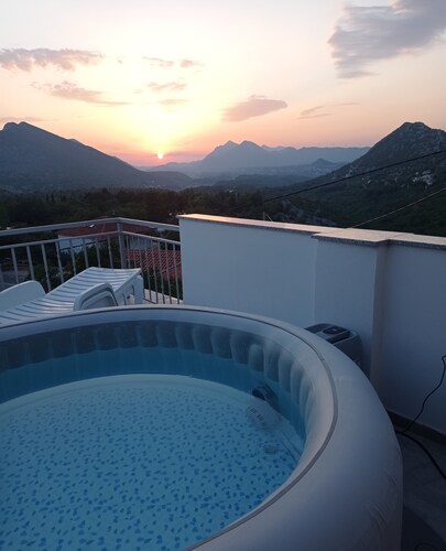 Mukava huoneisto Gornja Brela, jossa on poreallas panoraamaterassilla