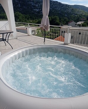 Outdoor spa tub - Comfortable apartment Gornja Brela with jacuzzi on panoramic terrace (Gornja Brela)
