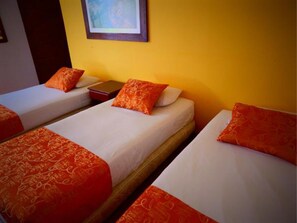 Design Triple Room | In-room safe, free WiFi, bed sheets - Hotel Castillo Real (Armenia)