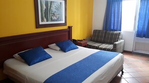 Comfort Double Room | In-room safe, free WiFi, bed sheets - Hotel Castillo Real (Armenia)