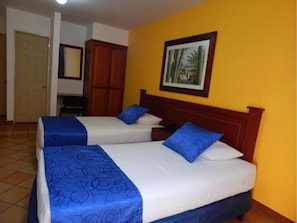 Habitación triple de diseñador | Caja de seguridad en la habitación, wifi gratis y ropa de cama