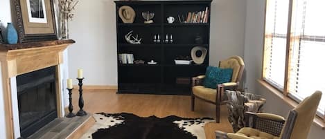 Sala de estar | Chimenea y libros 