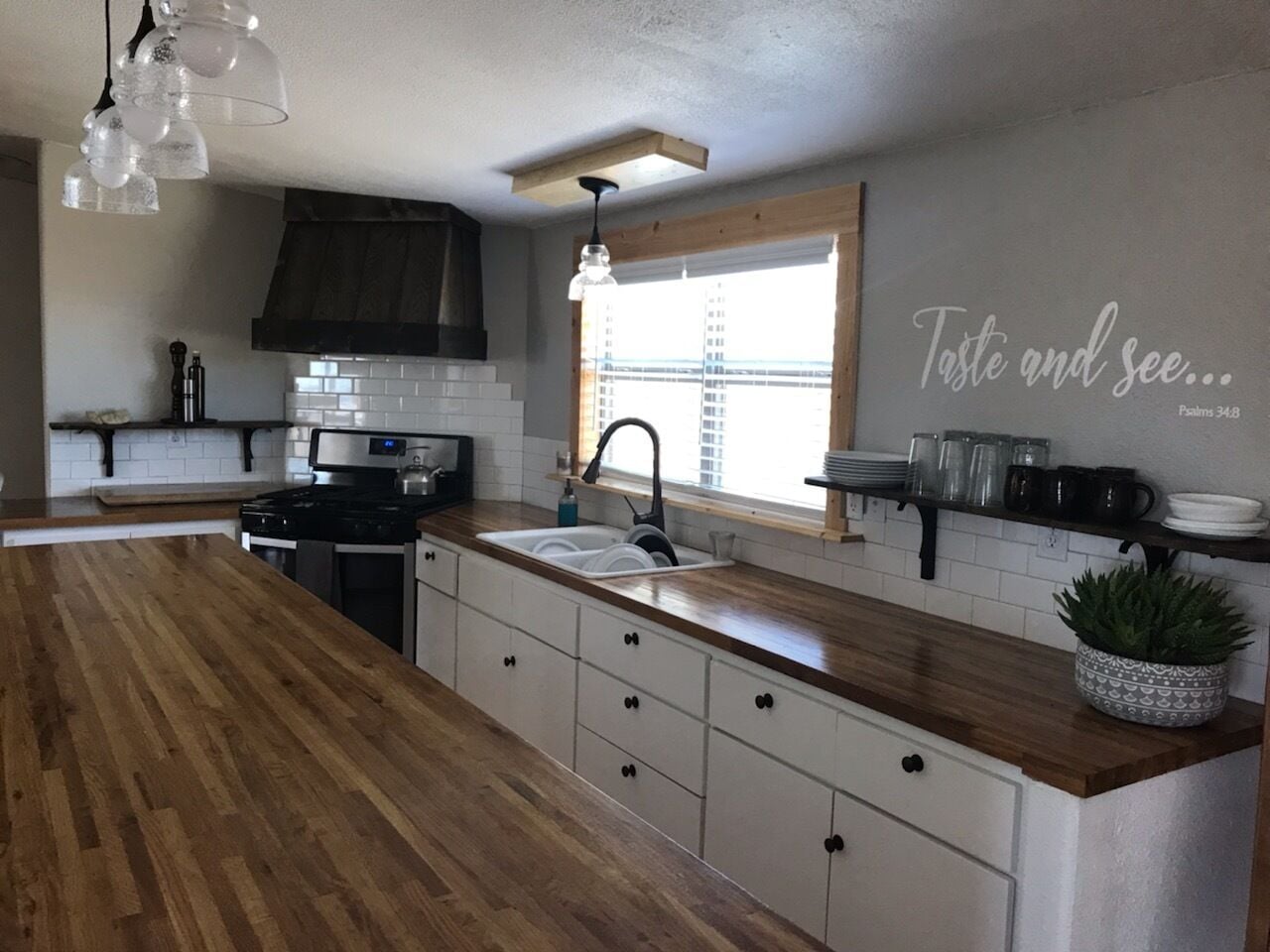 Fridge, oven, stovetop, coffee/tea maker