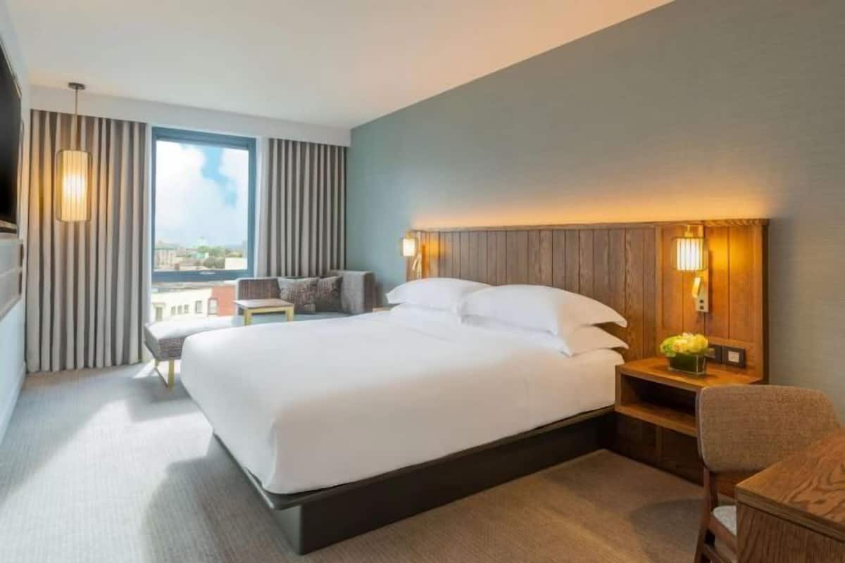 In-room safe, desk, laptop workspace, soundproofing