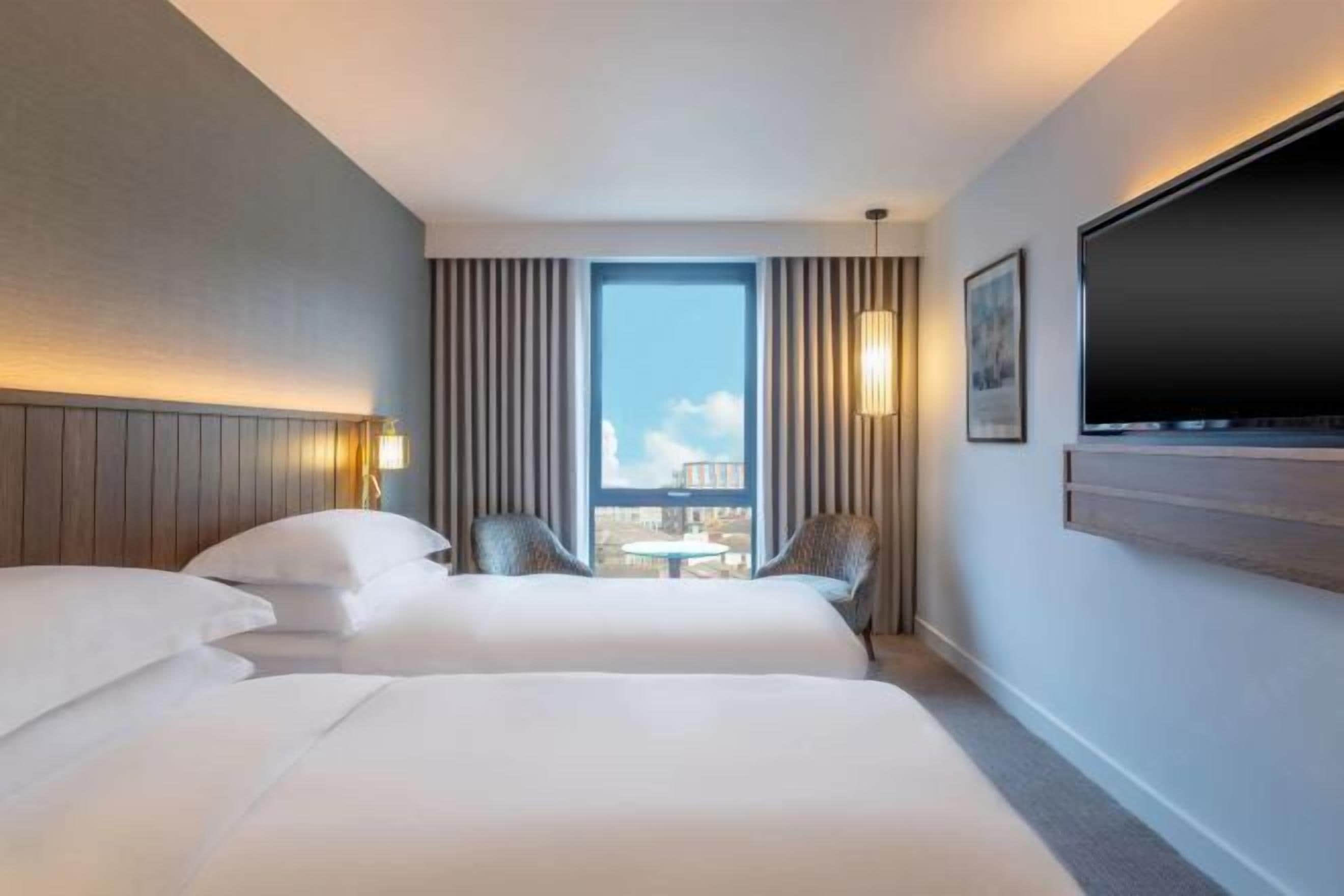 客房内保险箱、办公桌、笔记本电脑工作区、隔音