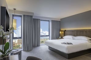 Deluxe Room, 1 King Bed | In-room safe, desk, laptop workspace, soundproofing