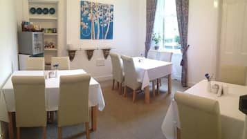 Komplett frukost varje dag (GBP 15 per person)