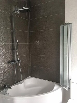 Douche, articles de toilette (gratuits), séchoir à cheveux, peignoirs