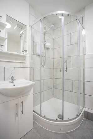 Superior Apartment, 2 Bedrooms, Non Smoking, City View | Bathroom | Shower, hair dryer, towels