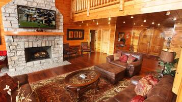 Mökki, useita sänkyjä, poreamme, vuoristonäköala | Olohuone | Televisio, takka