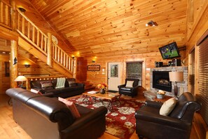 Ferienhütte, Mehrere Betten, Whirlpool | Wohnzimmer | Fernseher, Kamin