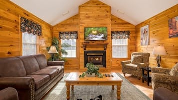 Appartement, meerdere bedden, hot tub | Woonruimte | Een 50-inch flatscreentelevisie met kabelzenders en een televisie