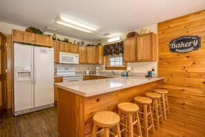 Condo, Multiple Beds, Hot Tub | Private kitchen | Fridge, microwave, oven, stovetop - Briarstone Lodge Condo 13A - Two Bedroom Condo (Pigeon Forge)