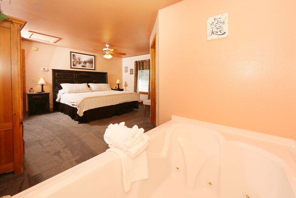 House, 1 King Bed with Sofa bed, Hot Tub, Mountain View | 1 bedroom, individually decorated, individually furnished, free WiFi - Pine Needles 6 - One Bedroom Chalet (Pigeon Forge)