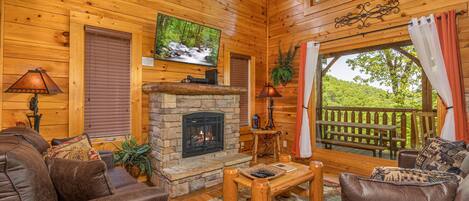 Kabin, Beberapa Tempat Tidur, hot tub, pemandangan gunung | Area keluarga | Televisi layar datar 42-inci dengan saluran TV digital dan perapian