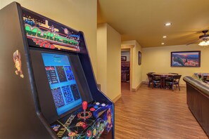 Casa, varias camas, hidromasaje | Sala de juegos