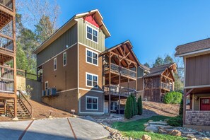 Exterior - Aqua Paradise - Six Bedroom Chalet (Gatlinburg)